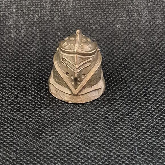 Unique Brass Colored Knights Helmet Thimble Heirloom Edition Sewing - Picture 1 of 16